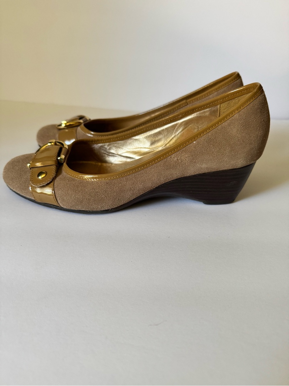 Marc Joseph Women’s 11 Taupe Faux Suede Wedge With Gold Buckle Shoe Dress Casual - Picture 10 of 10
